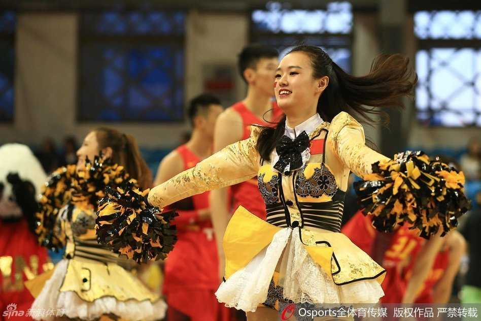 篮球宝贝们扎着利落的马尾，身着蓝白相间的活力套装，在球场中央一字排开，她们随着音乐节奏整齐地挥舞着手中的花球，脸上洋溢着灿烂的笑容，瞬间点燃了全场观众的期待。