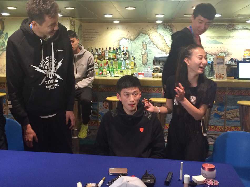 乘风破浪的篮球梦:江苏肯帝亚男篮海上嘉年华全记录 获胜的球迷高举双手欢呼,从球员手中接过美国潮流品牌DADA提供的豪华篮球大礼包,这一刻偶像与粉丝的距离被无限拉近,笑容同样灿烂。