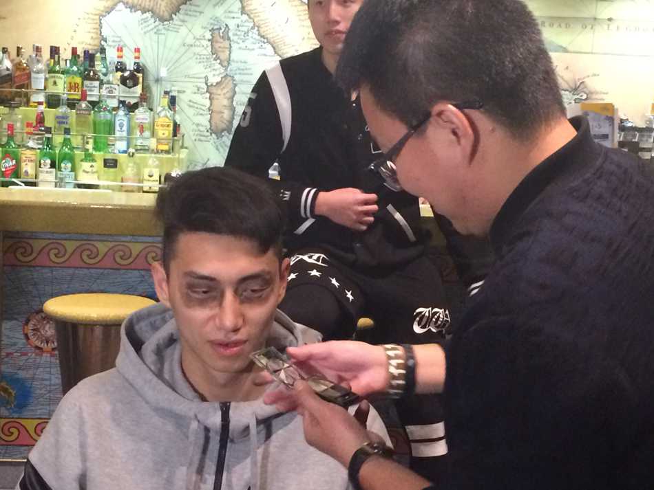 乘风破浪的篮球梦:江苏肯帝亚男篮海上嘉年华全记录 夕阳的余晖洒在邮轮的甲板篮球场上,球员们结束了一天的活动,倚靠在船舷边聊天,享受难得的宁静海景,身后是邮轮划出的白色浪花。