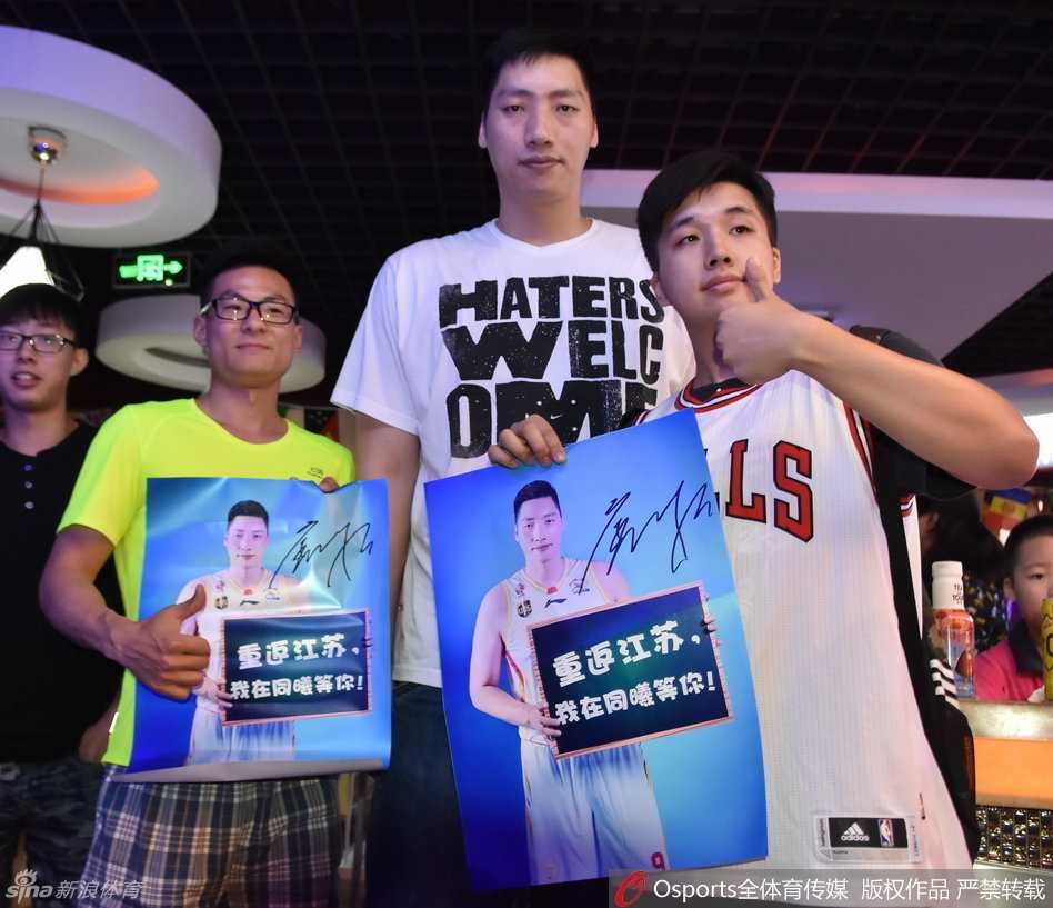 九九归一,唐正东重返江苏加盟同曦 唐正东身穿灰色T恤,在合影区被一群来自同曦篮球训练营的小球员们团团围住,他高大的身影宛如一座灯塔,小球员们簇拥在他身边,脸上满是兴奋与崇拜。