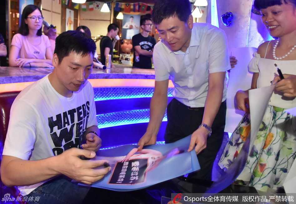 九九归一,唐正东重返江苏加盟同曦 发布会结束后,唐正东被热情的球迷层层包围,他手中握着刚签完名的照片,人群中快门声不断,大唐亲切地与大家互动,现场气氛热烈而有序。