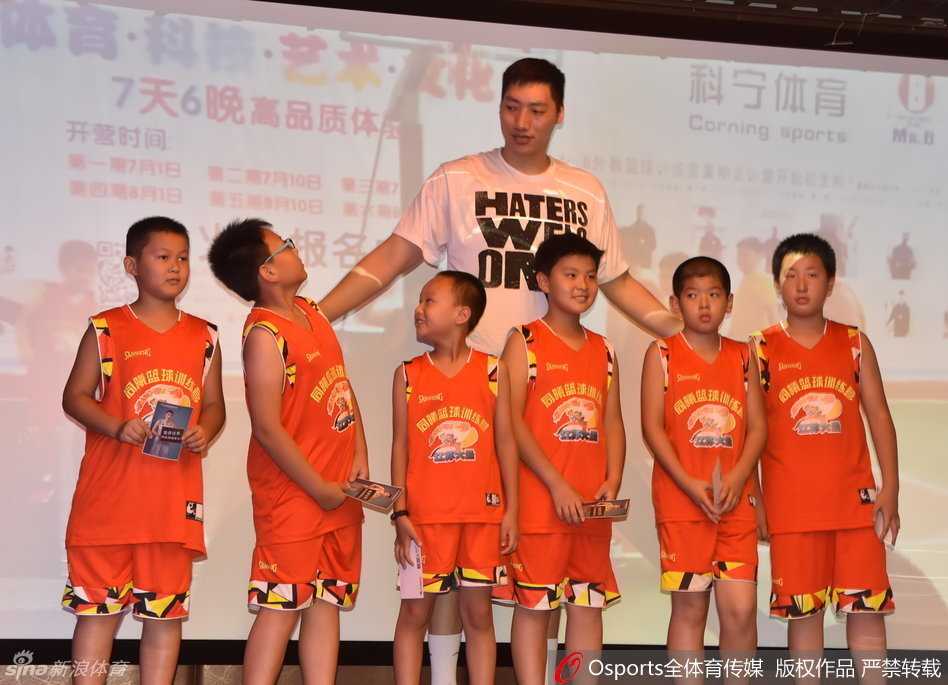 九九归一,唐正东重返江苏加盟同曦 唐正东耐心地弯下腰,为面前一位可爱的小球迷在篮球上签下自己的名字,他脸上挂着温和的笑容,眼神中充满了对下一代篮球爱好者的鼓励与喜爱。