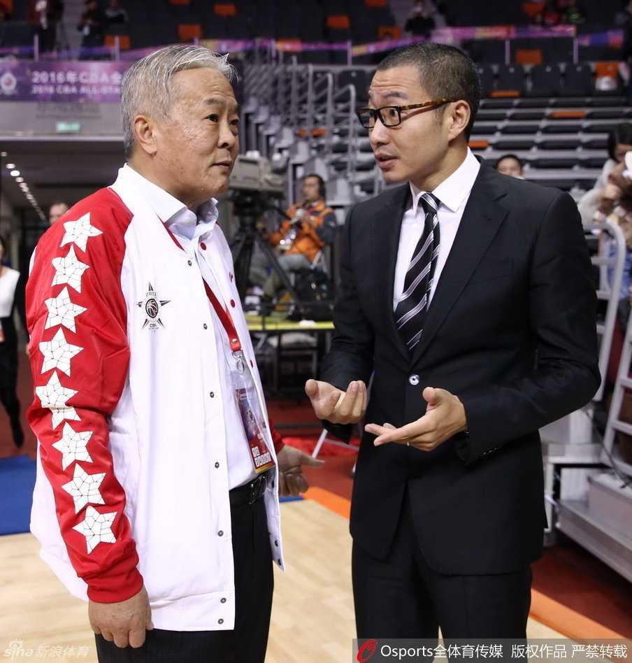 二〇一六东莞群星汇:王治郅携手李宁观战,闽商女杰伍伯兰闪耀赛场 福建队的美女老总伍伯兰在场边凝神静气,干练的着装与赛场的热烈形成对比,她那优雅从容的气质,在喧嚣的球馆中显得独具一格。