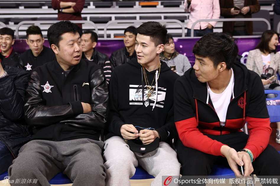 二〇一六东莞群星汇:王治郅携手李宁观战,闽商女杰伍伯兰闪耀赛场 曾经叱咤赛场的王治郅与中国体操传奇李宁现身看台,两人神情专注地观看比赛,仿佛在透过场上的新星,回顾着中国体育的峥嵘岁月。