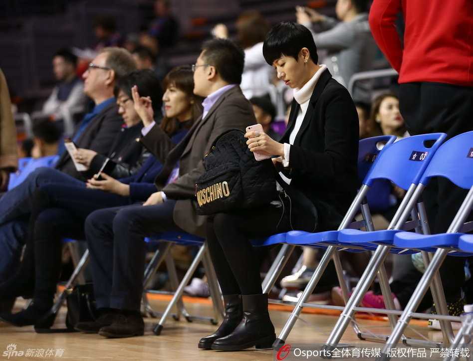二〇一六东莞群星汇:王治郅携手李宁观战,闽商女杰伍伯兰闪耀赛场 年轻的扣篮王王潼腾空而起,身体在空中舒展开来,仿佛摆脱了地心引力,他正在用惊人的天赋向场边的名宿们宣告:中国篮球的未来,由我们接管。