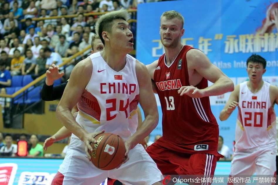 常林外线持球，肌肉紧绷，面对贴防强行起速，如一辆坦克冲向禁区，对手被他强悍的爆发力震退半步。