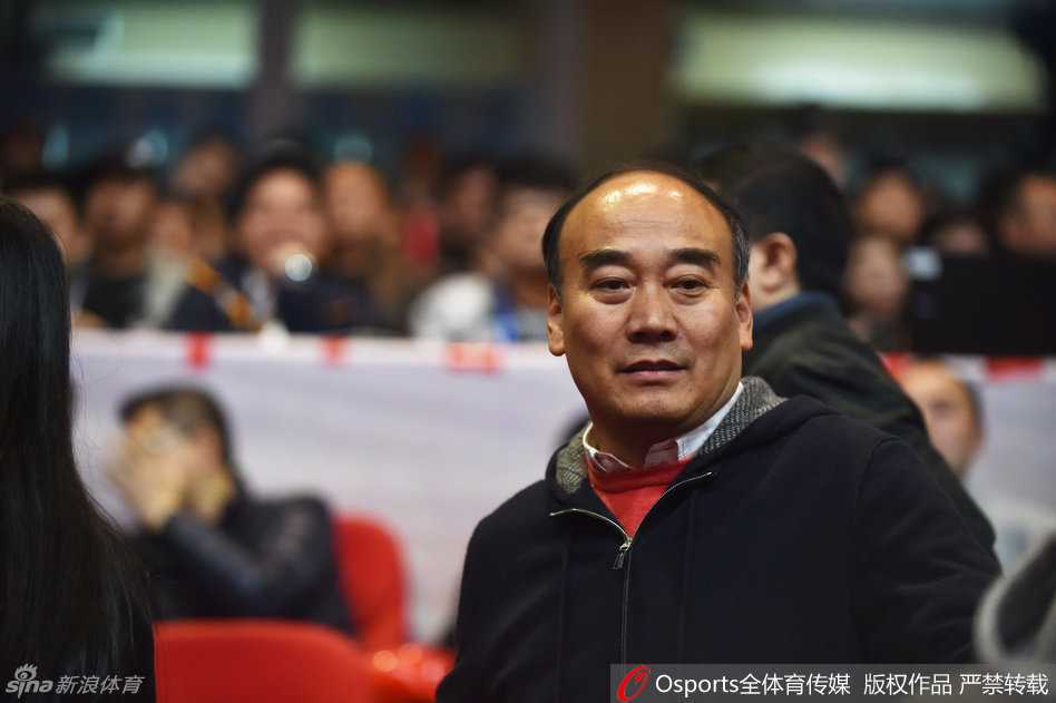 终场哨声即将吹响，比赛胜负已基本失去悬念，周仕强坐在场边眉头紧锁，目光深邃地望着场内。他深知胜利固然可喜，但球队在通往冠军的路上，还有无数硬仗要打，这份凝重的神情背后，是对胜利更深的渴望