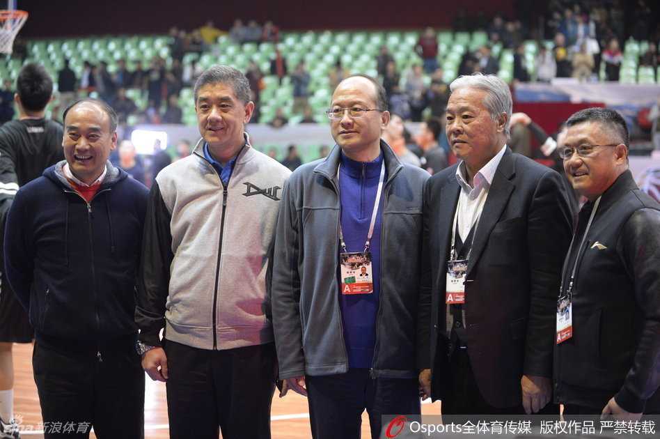 在四川队主场喧嚣的观众席包厢内，时任CBA联赛办公室主任张雄（左）与被誉为“央五教父”的马国力（中）神情专注，四川队老板周仕强（右）侧身观望，三人共同注视着场上瞬息万变的战局，他们的神态各异，却都牵动着中国篮球的神经