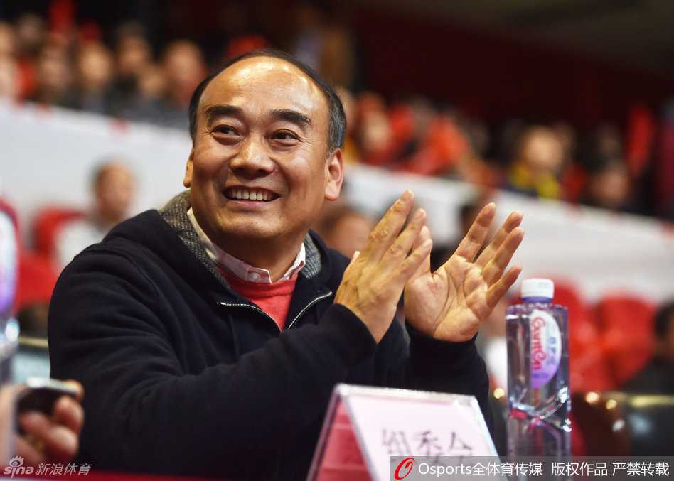 赛场边的贵宾席上，四川金强老板周仕强与身旁的友人侧身热聊。他一手创办了金强俱乐部，并将这支队伍视作自己的孩子，即使在紧张的总决赛期间，他依然保持着与各界人士的交流，探讨着球队与联赛的未来