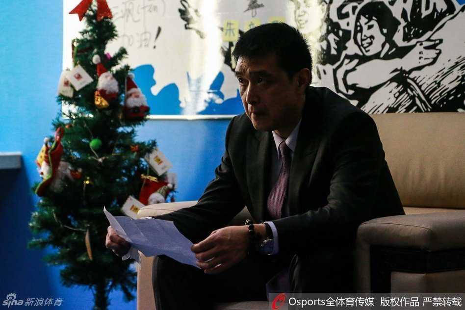 闵鹿蕾双手抱臂站在场边，脸上写满了尴尬与无奈，他紧锁眉头看着场上发生的这一切，似乎在思考着如何用手中这支残阵去抵挡对方三外援的轮番轰炸。