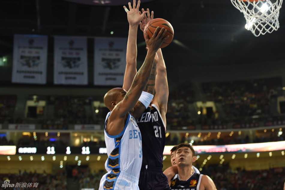 比赛结束后，刚才还在场上杀得眼红的双方球员瞬间卸下盔甲，马布里与对方教练组真诚握手，这一刻竞技体育的残酷与温情奇妙地共存。