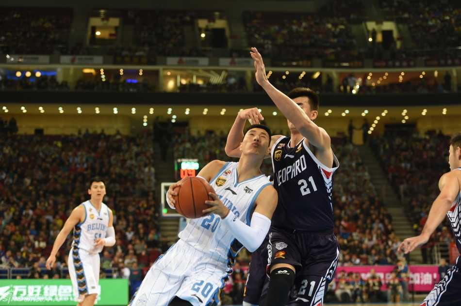 孙悦外线持球，眼神坚定地望着篮筐，对手的防守稍有迟疑，他便高高跃起，手起刀落，用一记精准的三分球让整个五棵松体育馆陷入沸腾。