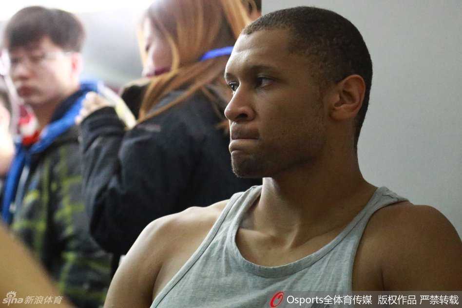 大外援莫里斯神情呆滞，眼神放空，布拉切的39分如同一座大山压在他的心头，让这位常规赛的功臣也陷入了深深的自责。