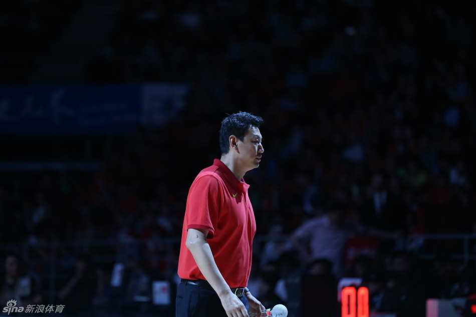 五棵松见证传承:昔日“黄金一代”聚首,照亮男篮里约前行路 在热烈的掌声中,王治郅微笑登场,他的步伐依然潇洒,眼神中透着对这片场地的无限眷恋。作为中国篮球的里程碑人物,他的每一次亮相都牵动着球迷的心。