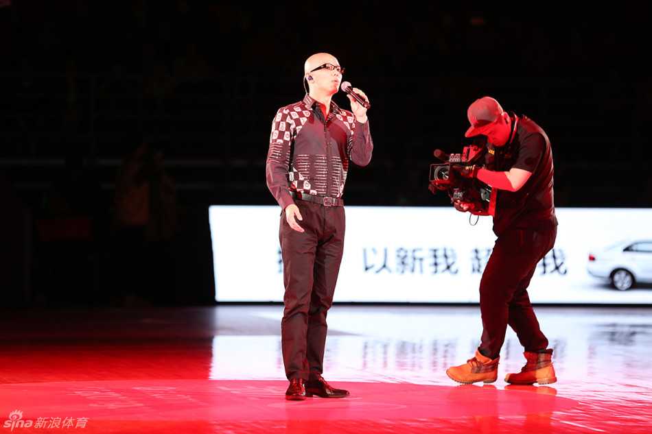 五棵松见证传承:昔日“黄金一代”聚首,照亮男篮里约前行路 歌手平安在五棵松体育馆现场放歌,清澈而高亢的嗓音回荡在球馆上空。他用歌声为这场充满温情与力量的篮球盛宴增添了一份独特的艺术魅力。