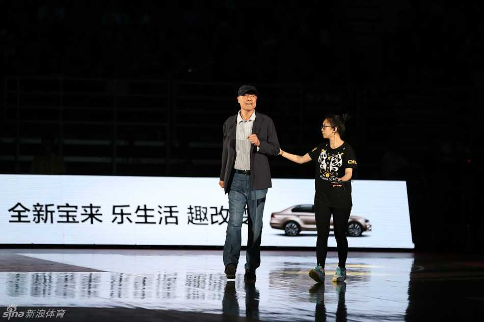 五棵松见证传承:昔日“黄金一代”聚首,照亮男篮里约前行路 年轻国手翟晓川在场上奋力拼抢,他的眼中闪烁着对胜利的渴望。站在前辈们战斗过的地方,新一代球员正用实际行动接过前辈的旗帜,为中国篮球的荣誉而战。