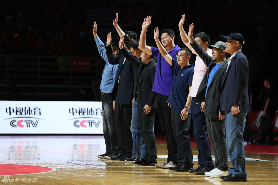五棵松见证传承:昔日“黄金一代”聚首,照亮男篮里约前行路 战神刘玉栋与恩师宫鲁鸣在五棵松深情相拥,两代篮球人的手紧紧握在一起,岁月在脸庞留下痕迹,却带不走那份共同战斗过的深厚情谊。