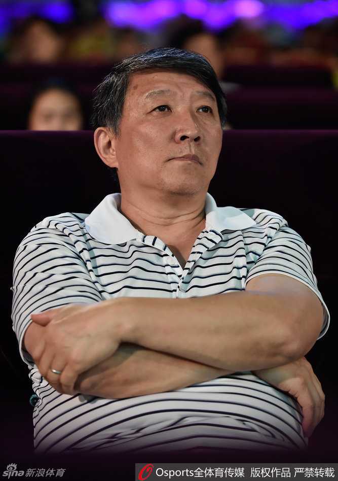 亚俱杯抽签京城揭幕 可兰白克宫鲁鸣携手见证新疆荣耀时刻 宫鲁鸣作为抽签嘉宾在台上进行抽签,他面带微笑将手中的队标展示给大家,现场气氛紧张而热烈