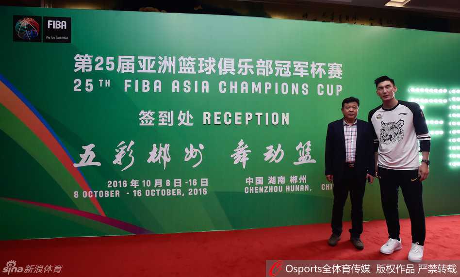 亚俱杯抽签京城揭幕 可兰白克宫鲁鸣携手见证新疆荣耀时刻 可兰白克与宫鲁鸣在亚俱杯抽签仪式上相谈甚欢,两人神情专注,对即将到来的抽签充满期待