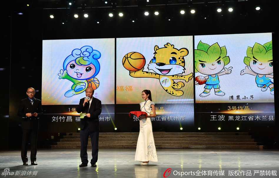 亚俱杯抽签京城揭幕 可兰白克宫鲁鸣携手见证新疆荣耀时刻 仪式结束后,可兰白克与宫鲁鸣手持吉祥物合影留念,两人笑容灿烂,共同预祝亚俱杯圆满成功