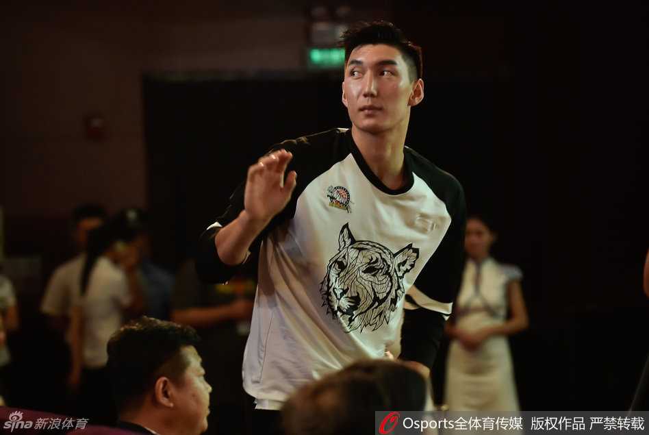 亚俱杯抽签京城揭幕 可兰白克宫鲁鸣携手见证新疆荣耀时刻 抽签结果尘埃落定,大屏幕上清晰展示着分组对阵形势,这标志着新一届亚俱杯的征程即将正式开启