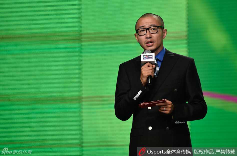 亚俱杯抽签京城揭幕 可兰白克宫鲁鸣携手见证新疆荣耀时刻 可兰白克代表新疆男篮在抽签仪式上微笑致意,作为球队领袖,他肩负着带领球队冲击亚洲之巅的重任