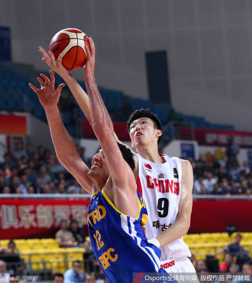 面对伊朗球员的强行上篮，周琦从斜侧里杀出，高高跃起，展开他那双长臂如同大鹏展翅，在空中形成一道密不透风的屏障，狠狠地将球扇飞出去，展现了“大魔王”守护禁区的绝对统治力。