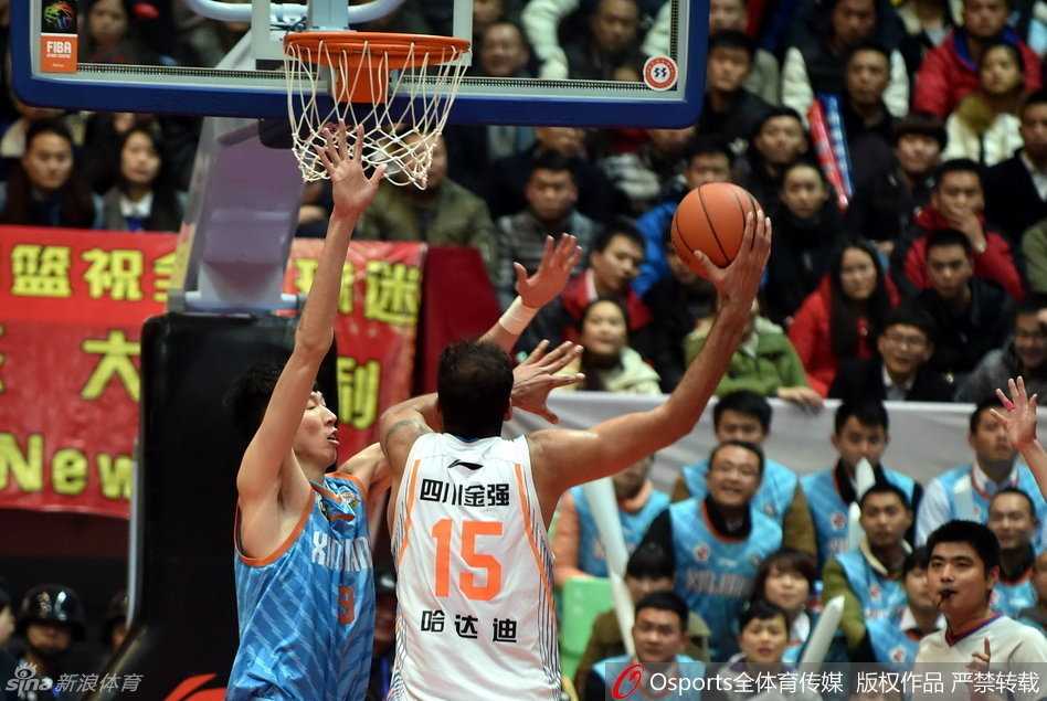 哈达迪在内线展现出强大的统治力，用身体卡住位置，高高跃起摘下关键的防守篮板。