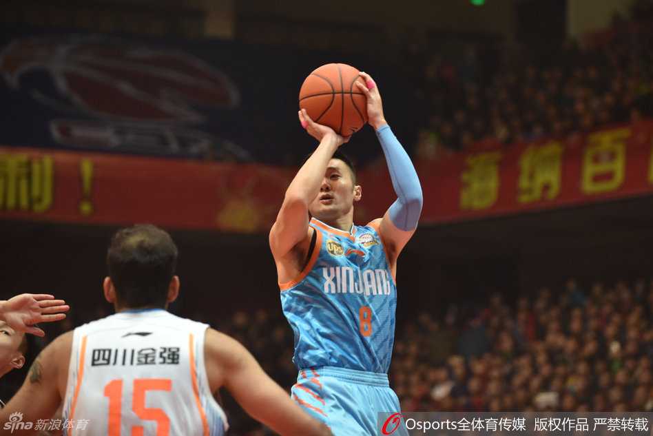 西热力江在外线持球组织进攻，他犀利的眼神正在寻找队友，试图撕开对手的防线。