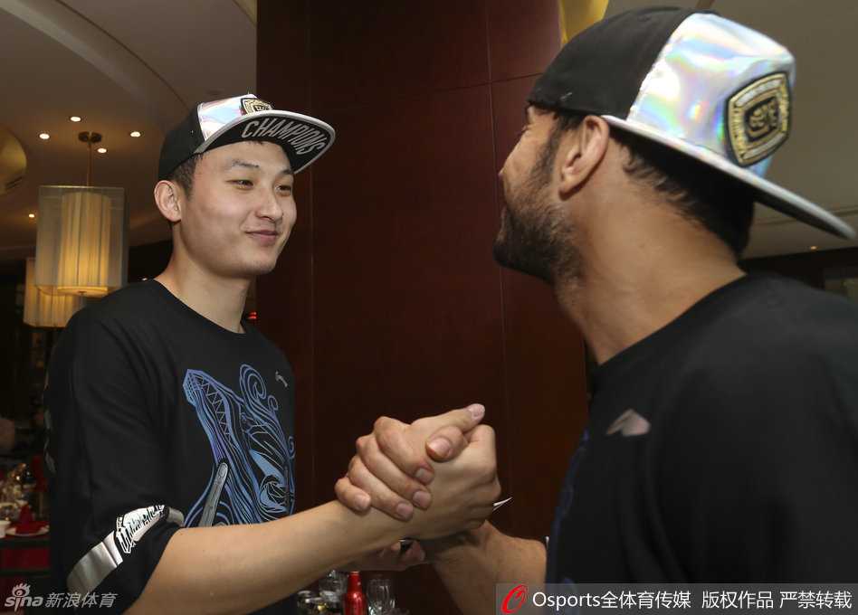 主帅杨学增与爱徒哈达迪在酒店大堂话别，杨指导拍着哈达迪的手臂低声叮嘱，两人神情间流露着深厚的师徒情谊。