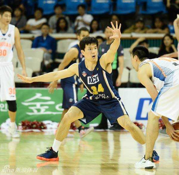 对方外援在三分线外干拔跳投，手感火热的他自信出手，篮球在空中划出一道美丽的弧线，直奔篮筐而去。