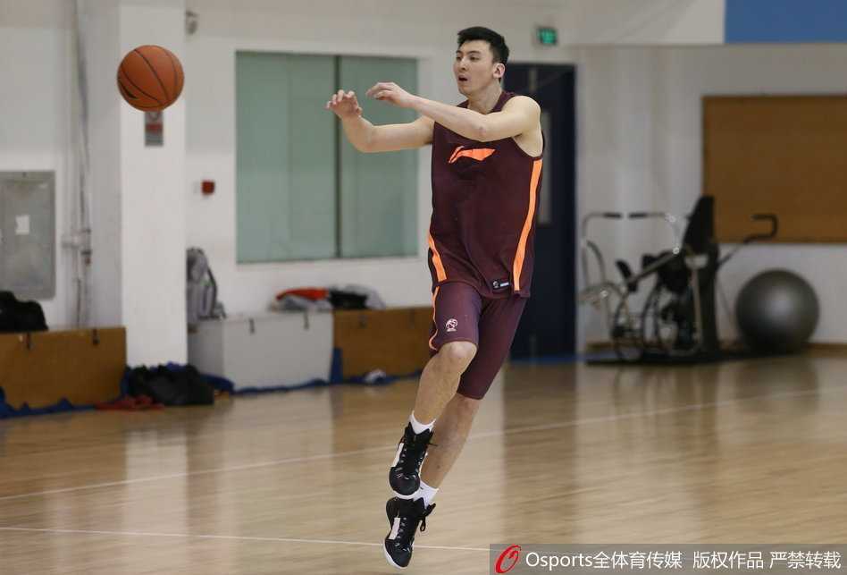 队长吉喆在训练间隙开怀大笑，眼神中满是对新赛季的期待，身旁的队友也被他的情绪所感染，整个场馆回荡着轻松的笑声。