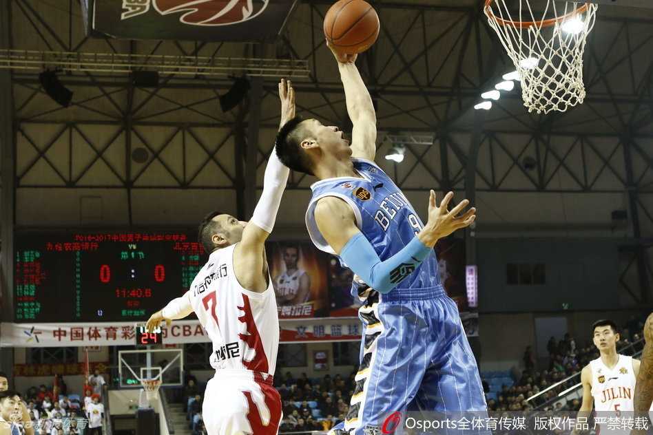 孙悦犹如大圣归来看准时机，一记长传送出精准秒传，队友心领神会迅速切入篮下，电光火石间撕破吉林防线。