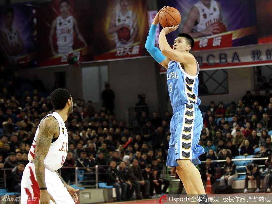 老马马布里凭借标志性的突破直杀吉林篮下，虽然对手奋力拉拽，但他依然在空中调整手感，完成了一次高难度的上篮。