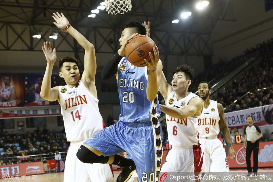 翟晓川犹如神兵天降，在吉林队禁区腹地高高跃起，双手大力灌框，这记势大力沉的扣篮瞬间点燃了替补席的激情。