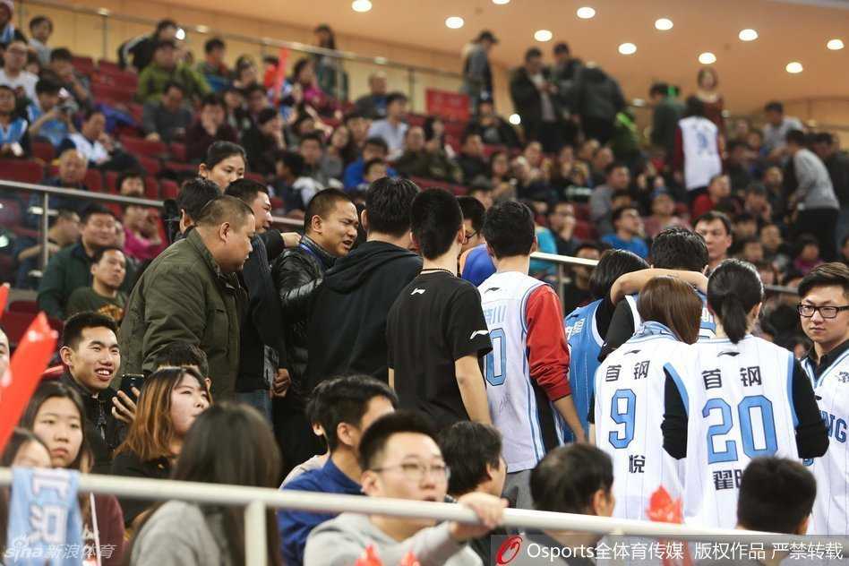 情绪激动的球迷在看台上互相推搡，原本为球队加油的区域瞬间乱作一团，安保人员奋力冲入人群试图将双方分开。