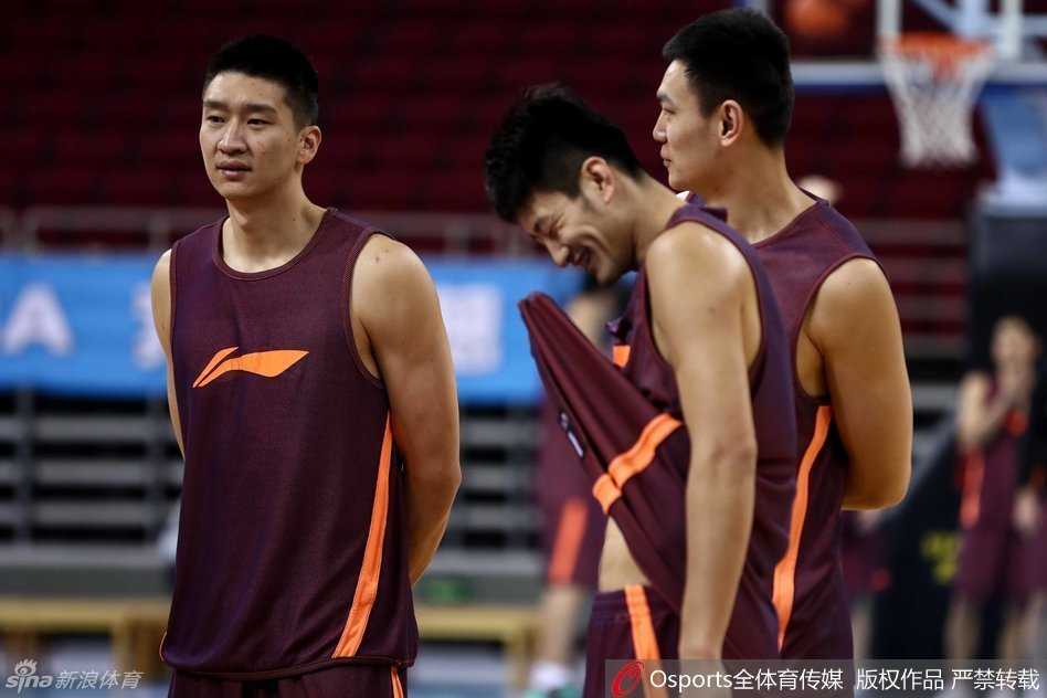 伤愈复出的孙悦在训练场边从容接受媒体采访，他的眼神中透露出对重返赛场的渴望与坚定。