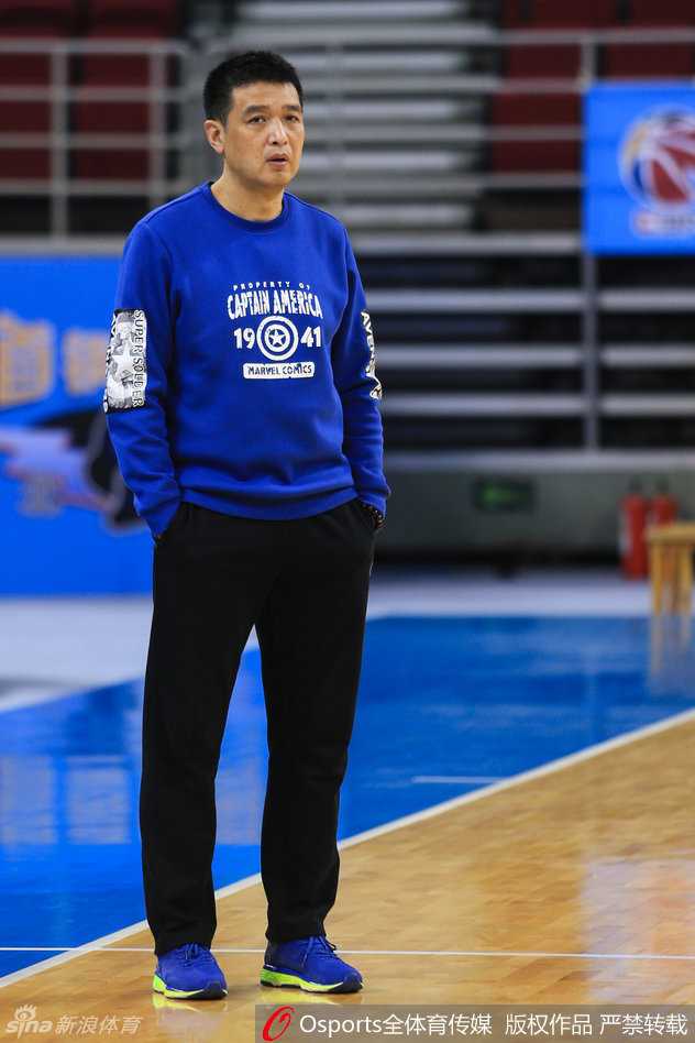 翟晓川在训练中挥汗如雨，全神贯注地进行滑步防守练习，每一个动作都充满力量与决心。