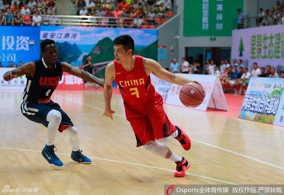 方硕如利刃般撕开对手防线，在对抗中高高跃起，眼神坚定地完成跳投，动作一气呵成。