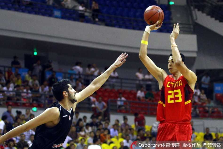 方硕背身单打意大利后卫，利用强壮的身体和灵活的脚步寻找进攻机会