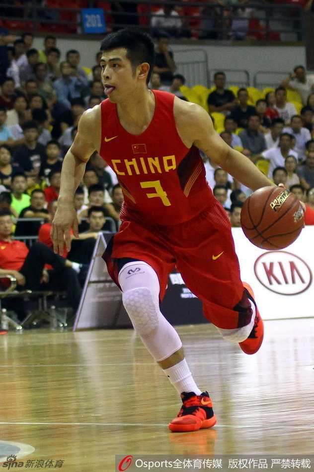 方硕急停跳投出手后，篮球在空中划出完美弧线，直奔篮筐而去