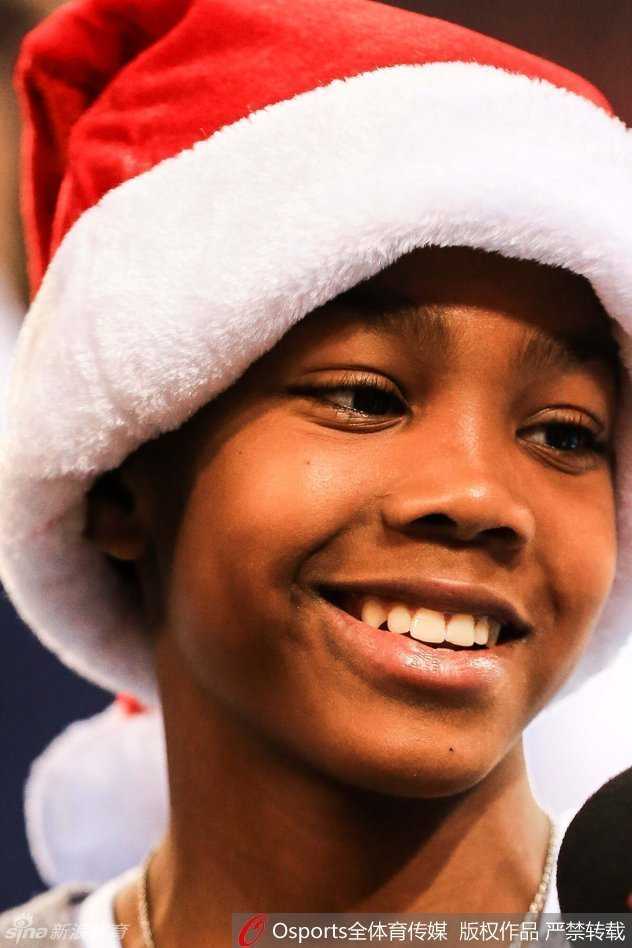 马布里身披白色战袍侧身回眸，目光深邃而坚毅，身后是五棵松体育馆明亮的看台与“北京”字样，定格了圣诞之战的经典瞬间。