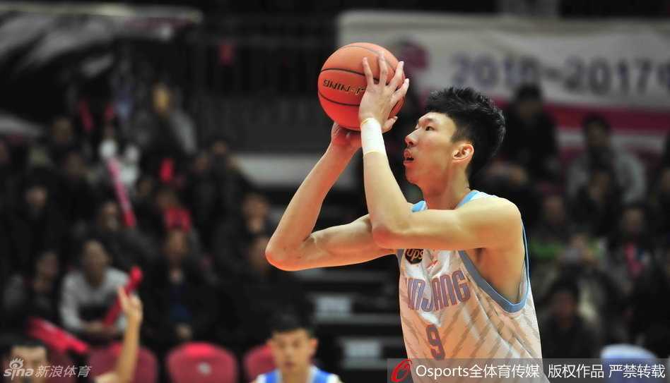 周琦伸直修长的手臂轻舒猿臂，指尖几乎碰到篮板上沿，在北京队后卫慌乱出手的瞬间，一张遮天蔽日的大网已然笼罩了整个篮筐。