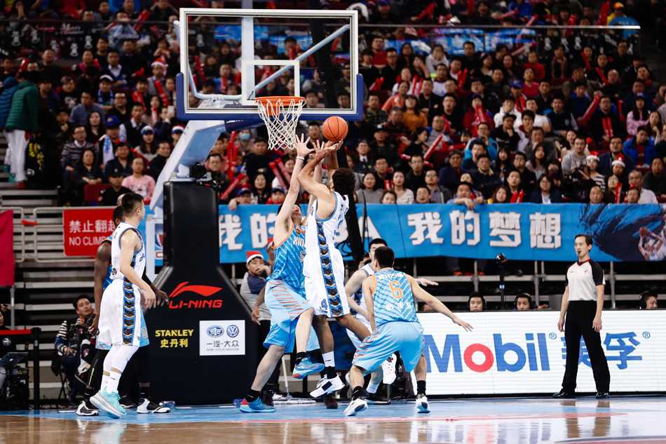 “杰瑞特如大鹏展翅一般单手劈扣，这一刻他不再是初来乍到的外援，而是征服五棵松的‘救世主’。”