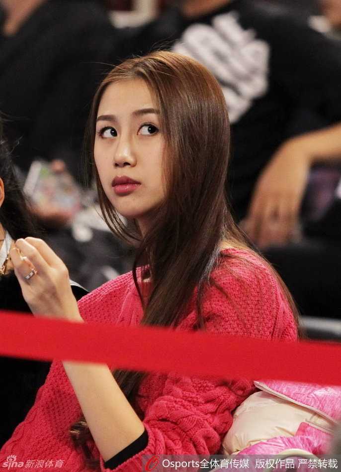 陈露身披简约深色外套现身五棵松，抬眼望向镜头时，眼神中不经意间流露出一丝高冷与霸气，气场全开