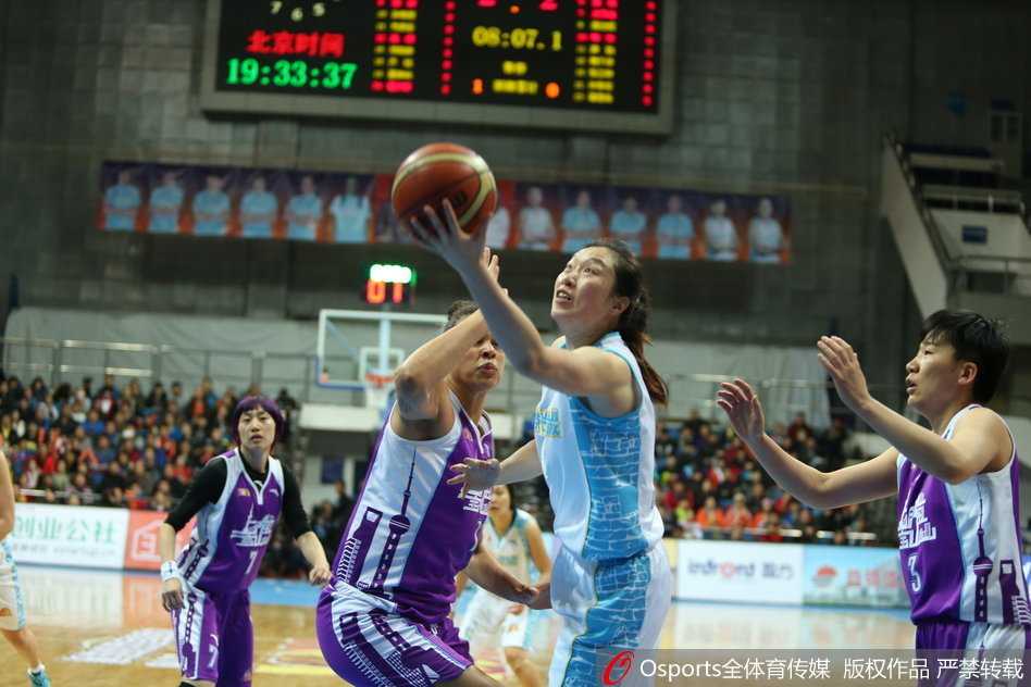 北京队福尔斯在对手严密防守下强行起跳，以一记柔和的勾手投篮穿越篮网，瞬间点燃主场激情