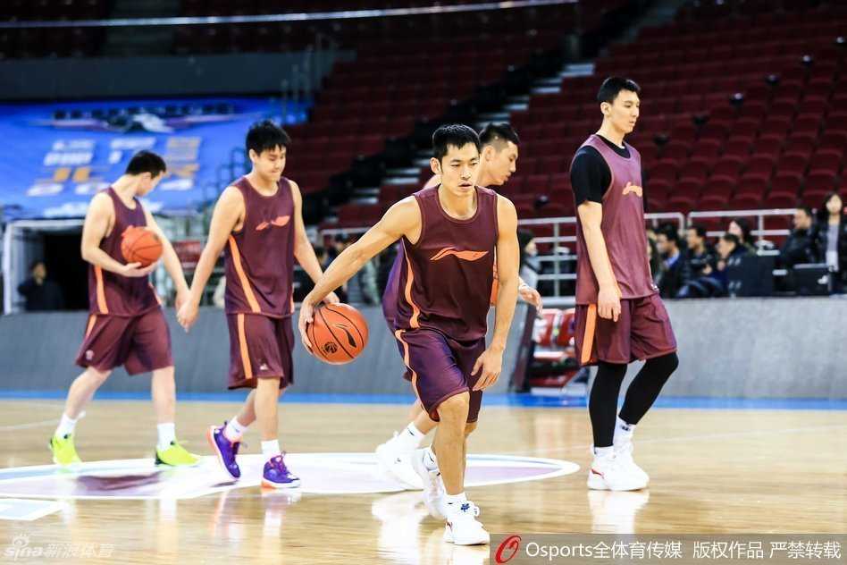 大外援莫里斯状态爆棚，篮下强打犹如猛虎下山，饱满的斗志让对手未战先怯