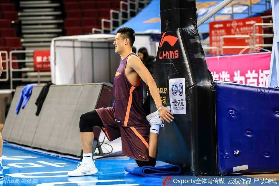 铁帅闵鹿蕾场边驻足，面对镜头指点江山，严肃部署针对四川三外援的杀招战术