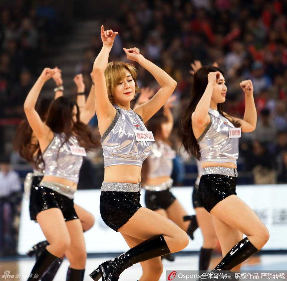 比赛尘埃落定，宝贝们依然整齐列队面向退场的观众献上最后的致意，她们眼中闪烁着对未来的期许，那一抹亮色在灯光下格外温柔，为这场激烈的京城德比画上了一个充满人情味的句号。