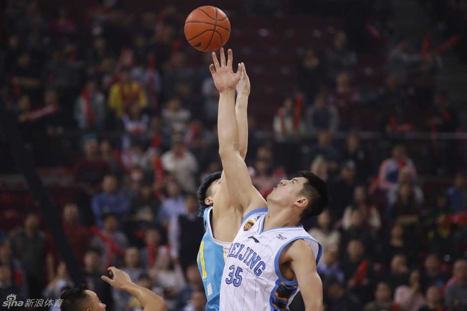 莫里斯跳投瞬间，王哲林奋力扑防，两人在空中形成鲜明对抗，仿佛在夹缝中寻找投篮空间。